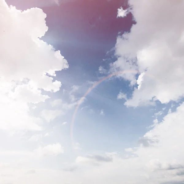 Witte wolken op blauwe lucht — Stockfoto