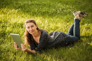 Tablet kullanan kadın