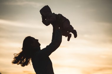 mutlu anne ve çocuk silhouettes