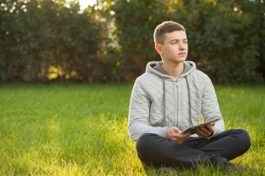 Çocuk parkında tablet pc ile