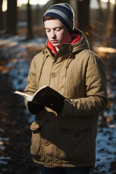 Man die leest de Bijbel in park — Stockfoto