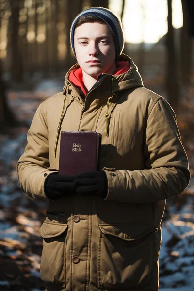 Člověk čtení Bible v parku — Stock fotografie