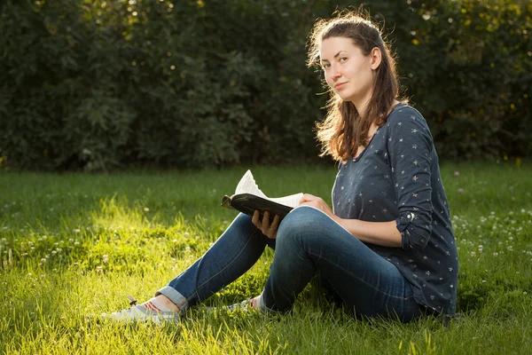 Mädchen liest heilige Bibel — Stockfoto
