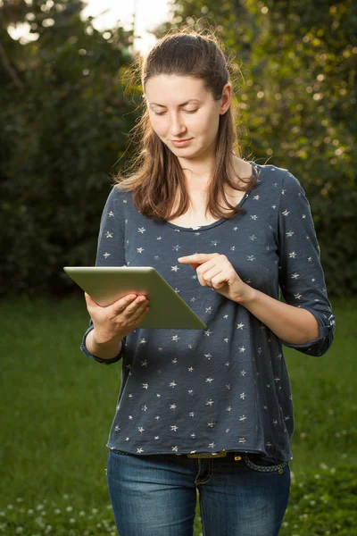 Woman using tablet — Stock Photo, Image