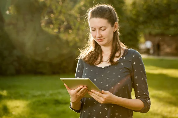 Kobieta stosująca tabletkę — Zdjęcie stockowe