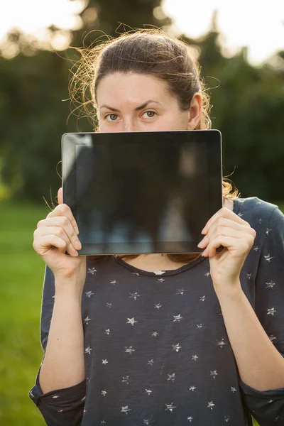 Woman using tablet — Stock Photo, Image