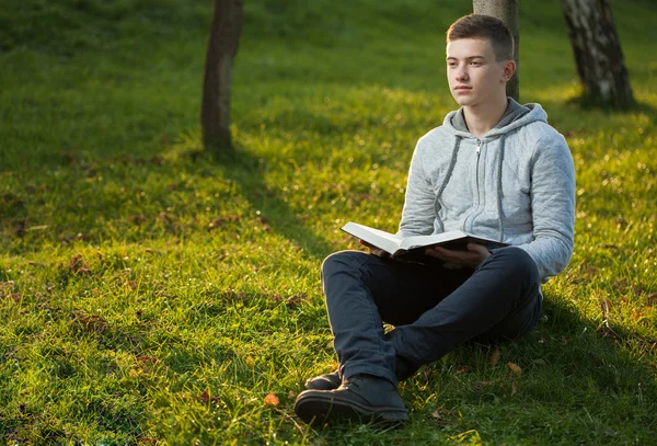 Člověk čtení Bible v parku — Stock fotografie