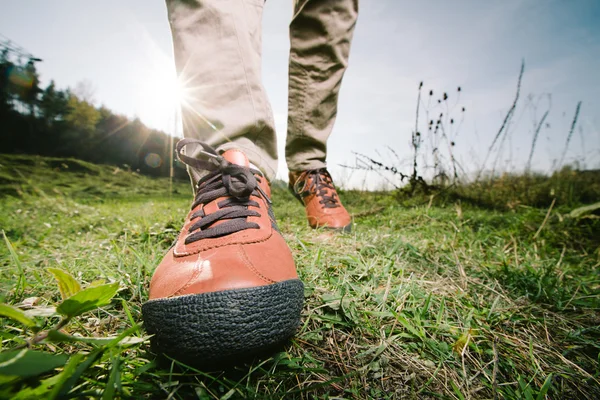 Ženské nohy chůzi — Stock fotografie
