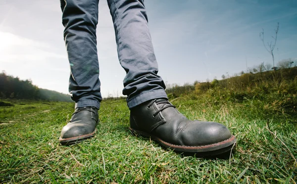 Hombre caminando en el prado —  Fotos de Stock