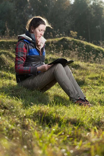 Ragazza che legge la Sacra Bibbia — Foto Stock