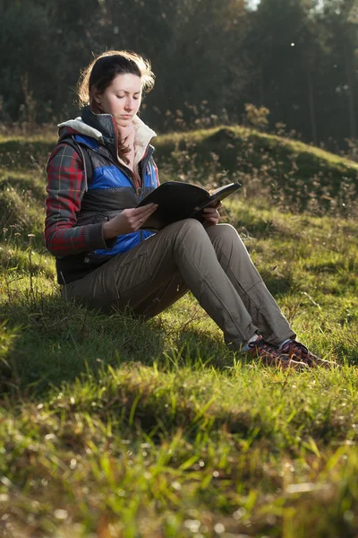 Ragazza che legge la Sacra Bibbia — Foto Stock