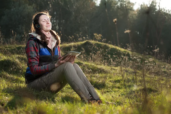 Vrouw die tablet gebruikt — Stockfoto