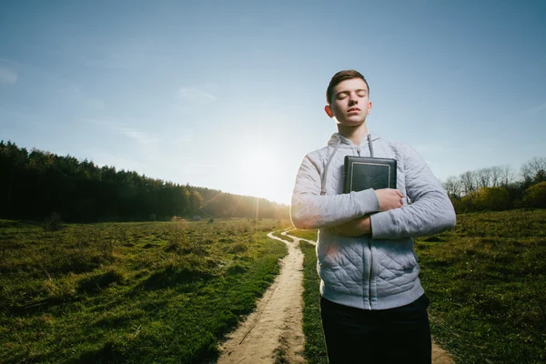 Člověk čtení Bible v parku — Stock fotografie