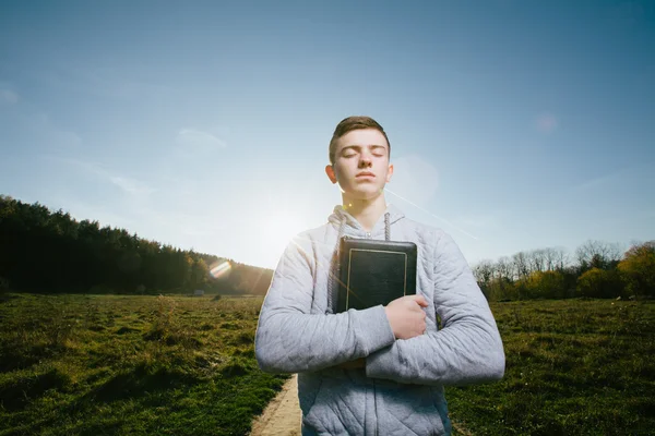 Člověk čtení Bible v parku — Stock fotografie