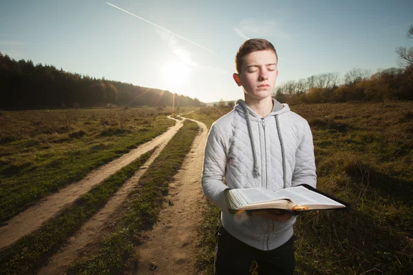 Man die leest de Bijbel in park — Stockfoto