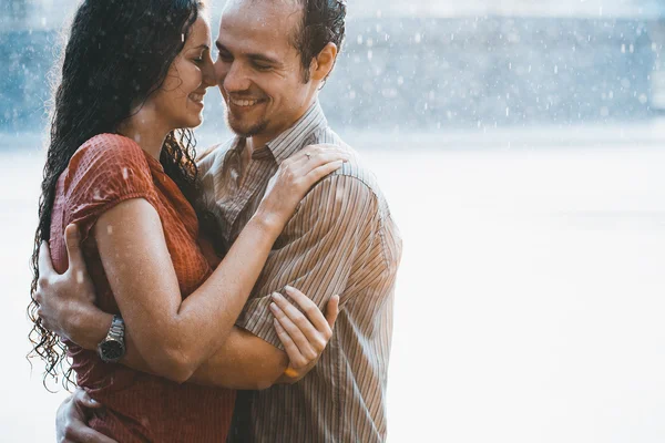 Paar in liefde onder regen — Stockfoto