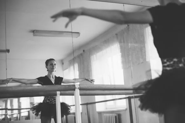 Baletka v taneční třídě — Stock fotografie