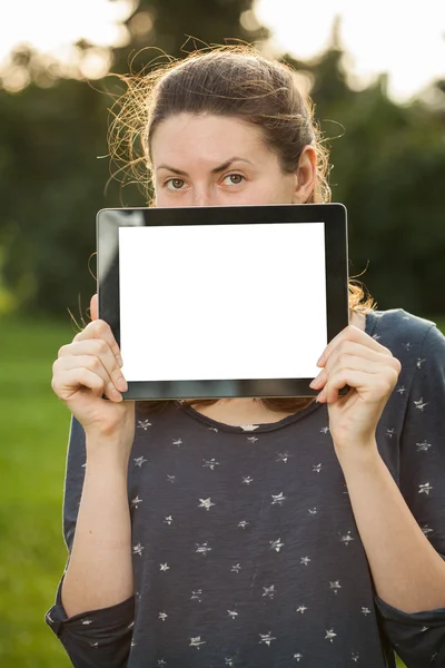 Jeune femme utilisant une tablette extérieure — Photo