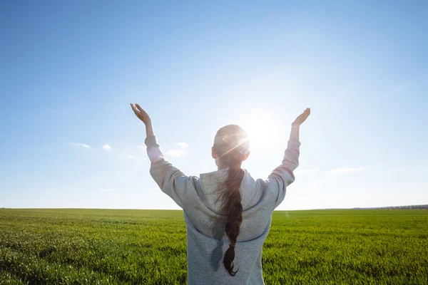 Mujer haciendo yoga sobre hierba verde — Foto de Stock