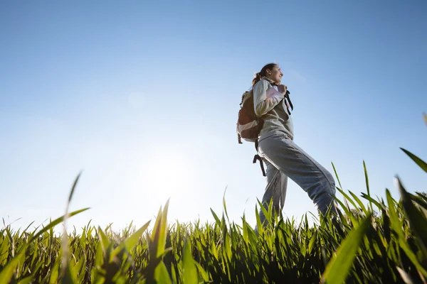 Caminhante mulher com mochila — Fotografia de Stock