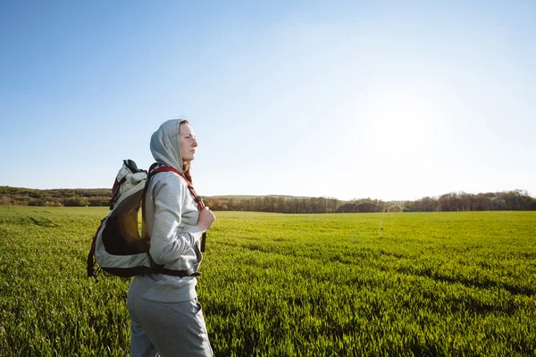 Kvinna vandrare med ryggsäck — Stockfoto