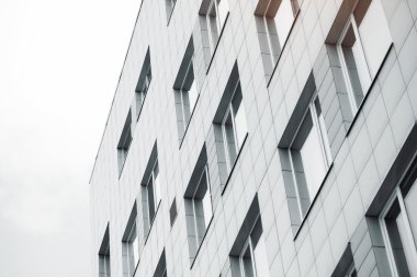 Bir iş binasındaki pencereler