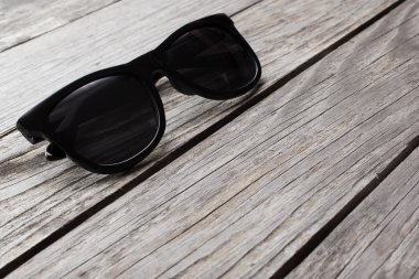 Siyah çerçeveli gözlük gözlük