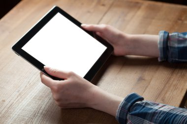 Tablet bilgisayar tutan eller