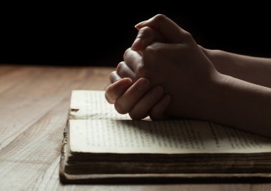 İncil'in üzerine eller kadın
