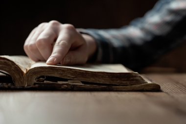 Eller kadın İncil okuma