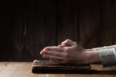 Bir İncil ile dua eller kadın