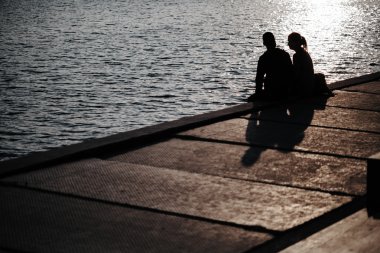 denize yakın oturan Çift