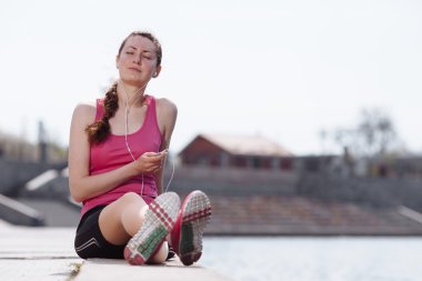 mp3 çalar dinleyen kadın