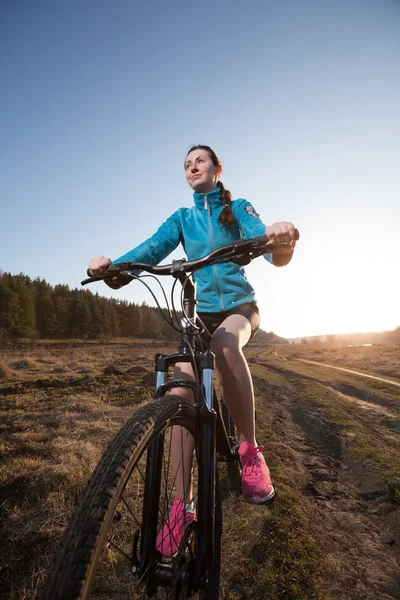 Woman riding mountain bike — Stock Photo, Image