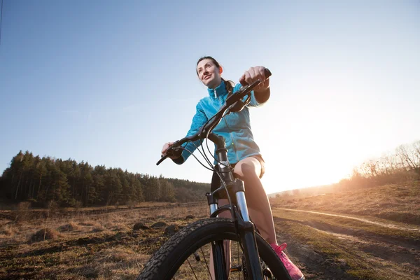 Mujer montando bicicleta de montaña — Foto de Stock