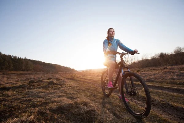 Mulher andar de bicicleta de montanha — Fotografia de Stock