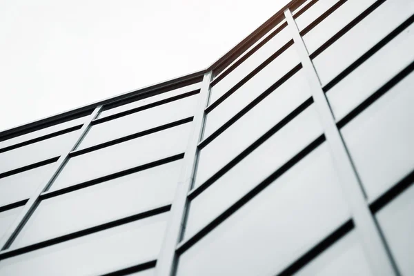Ângulo largo de arranha-céu feito de exterior de vidro — Fotografia de Stock