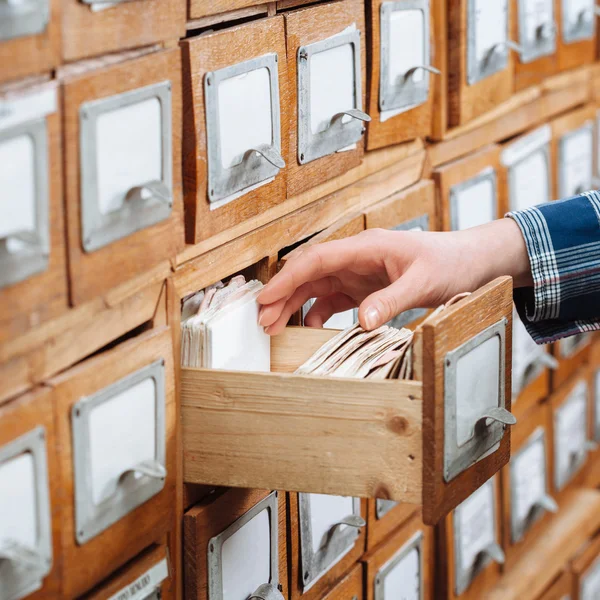 Gaveta do armário de arquivos aberto à mão — Fotografia de Stock