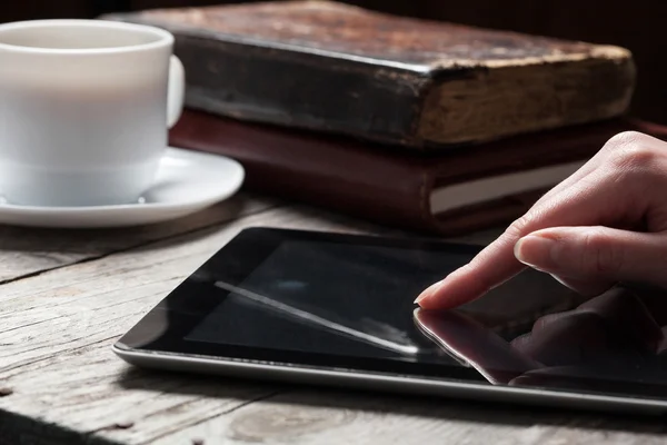 Woman shows screen — Stock Photo, Image