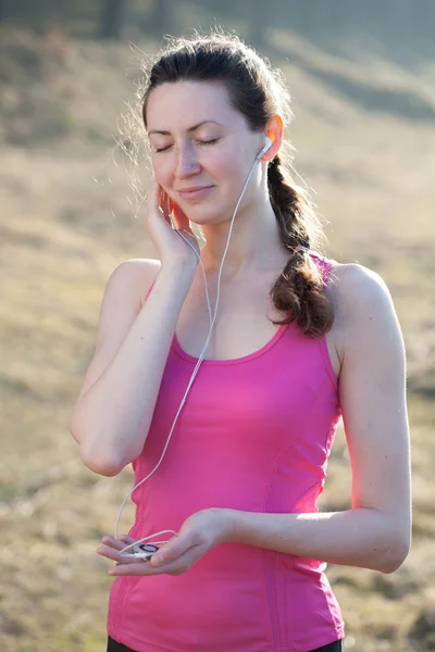 Frau hört MP3-Player — Stockfoto