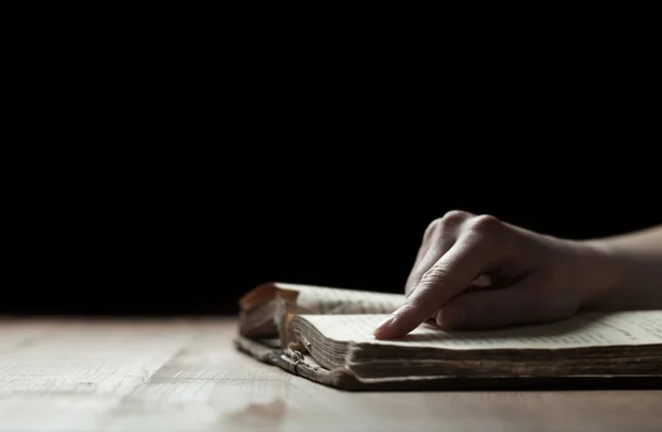 Женщина читает Библию руками — стоковое фото