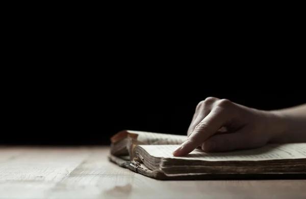 Manos de mujer leyendo la Biblia — Foto de Stock