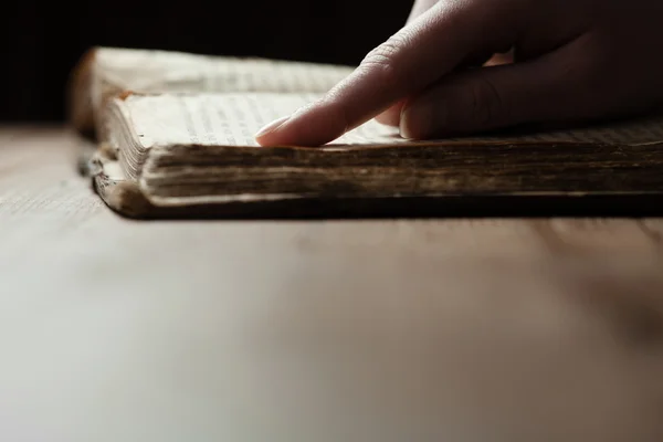 Χέρια γυναίκα διαβάζοντας τη Βίβλο — Φωτογραφία Αρχείου