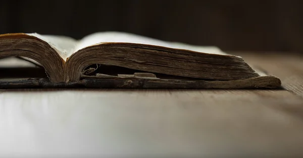 Santa Biblia sobre fondo de madera — Foto de Stock