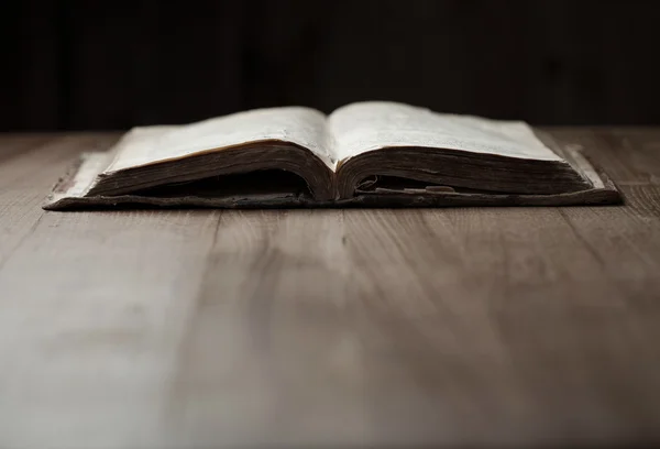 Священная Библия на деревянном фоне — стоковое фото