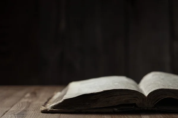 Santa Biblia sobre fondo de madera — Foto de Stock