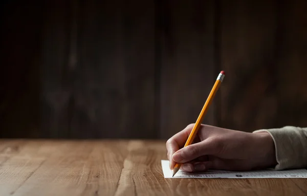 Scrittura a mano della donna su carta — Foto Stock