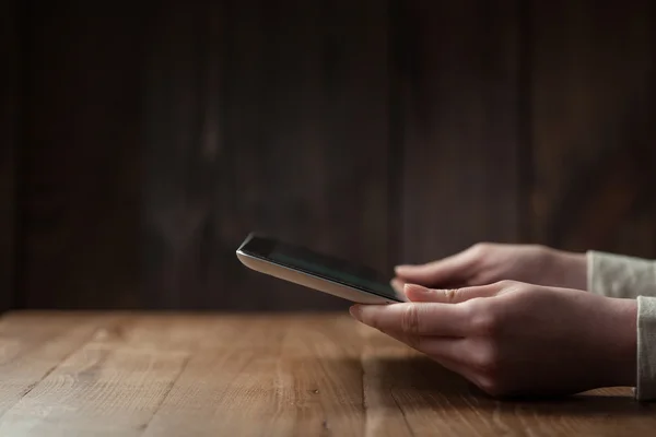 dijital tablet kullanan kadın