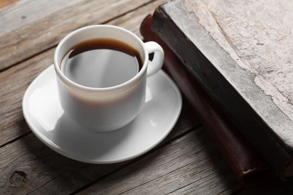 Filiżanka gorącej kawy na stole — Zdjęcie stockowe
