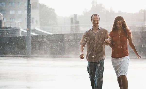 Casal apaixonado sob chuva de verão — Fotografia de Stock